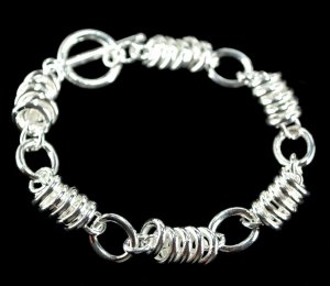 SB027&Acirc;&nbsp;STERLING SILVER PLATED RINGS CHARM BRACELET
