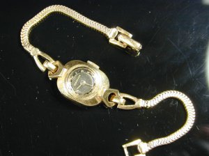 14k Solid Yellow Gold Lady's Wristwatch 15 Jewels Wind Mechanism