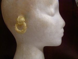 Vintage-Inspired Gold Chic Earrings