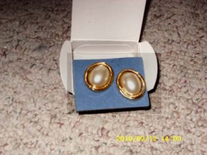 Vintage Avon Pearlesque Button Earrings