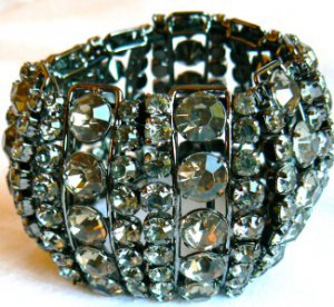 NEW CHIC BCBG MAXAZRIA RHINESTONE GUNMETAL STUDDED BANGLE BRACELET
