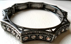 NEW CHIC BCBG MAX AZRIA PYRAMID RHINESTONE BRACELET