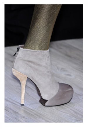 NEW BCBG MAX AZRIA RUNWAY GREY LEATHER DIVA PLATFORM BOOTS SHOES 9
