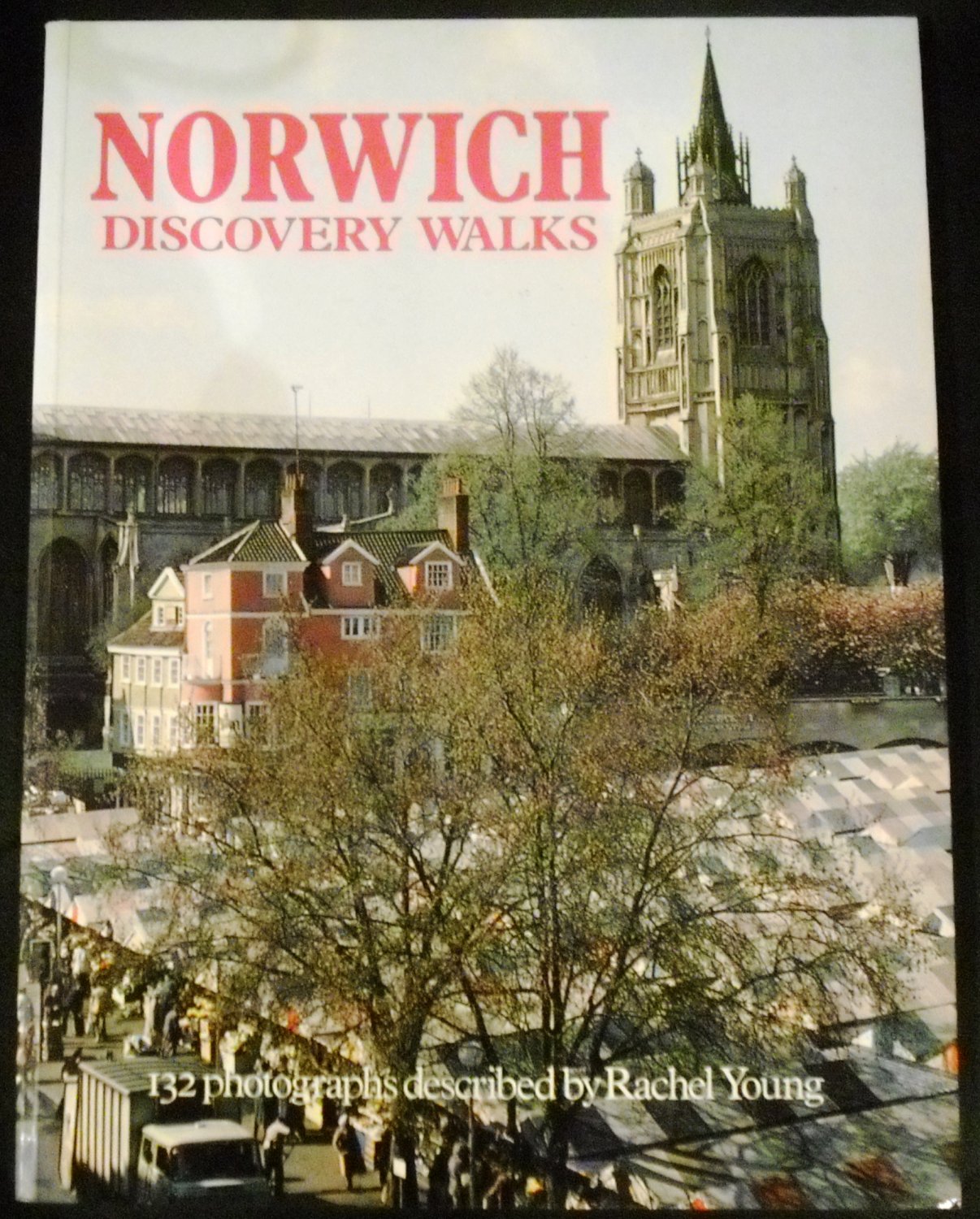 Norwich Discovery Walks [Import] [Paperback] Rachel Young (Author)