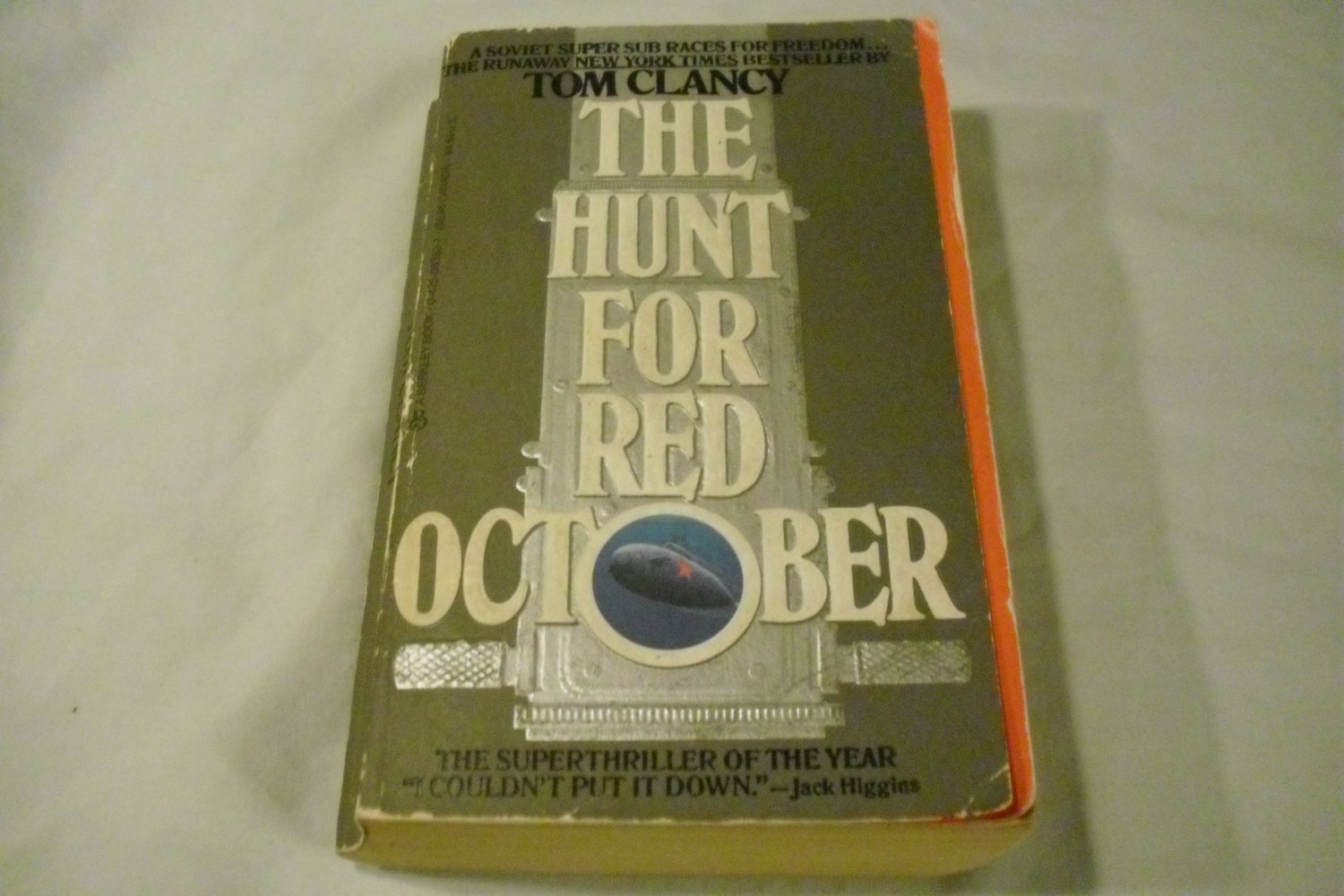 The Hunt for Red October (Jack Ryan) Paperback &acirc;�� October 1, 1985 by Tom Clancy (Author)