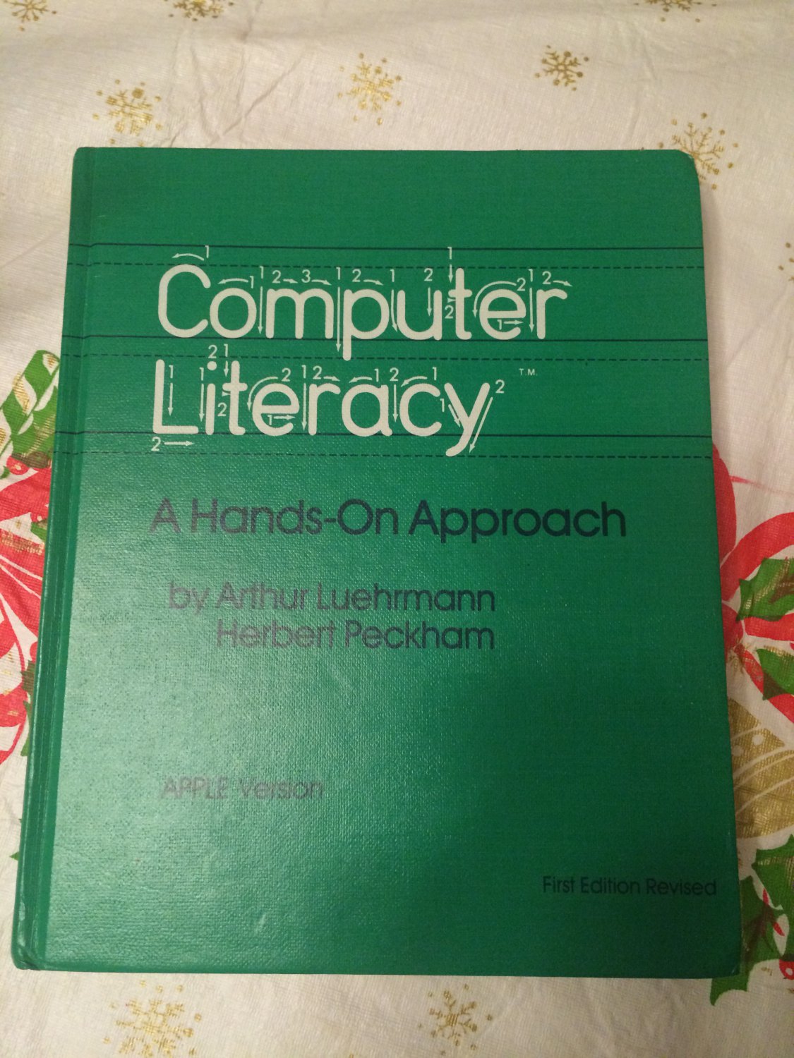 Computer literacy: A hands-on approach : Apple version (A Computer ) [1986] Luehrmann, A.