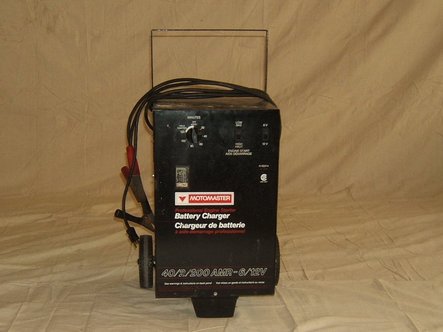 Motomaster EngineStarter BatteryCharger 40/2/200Amp 6/12V 1115574 Vintage Metal