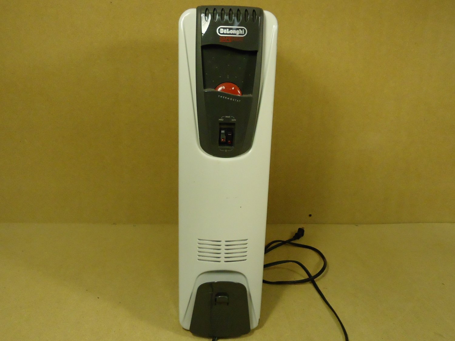Delonghi SafeHeat Radiator Room Heater 25in x 13in x 10in Gray 6507L Metal