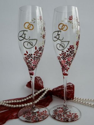 Set of 2 Personalized Champagne glasses Silver initials Red and white liitle roses