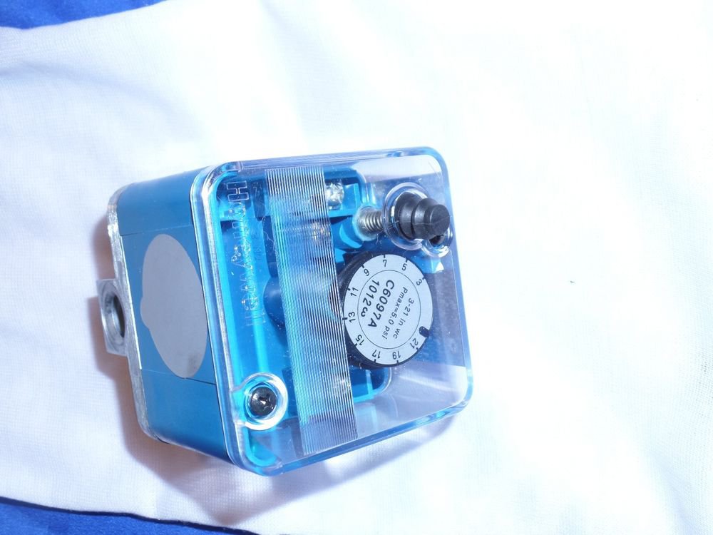 HONEYWELL Manual Reset 3" 21" W.C. Gas Pressure Switch C6097A1012