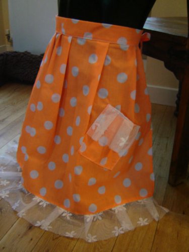 RETRO/VINTAGE STYLE SPOTTY HALF PINNY/APRON BY "Perfectdi" HAND SEWN BRAND NEW