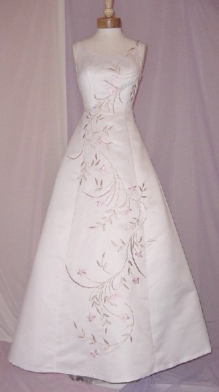 NEW FLATTERING WEDDING BRIDAL GOWN DRESS with RUM PINK EMBROIDERY SIZE 6