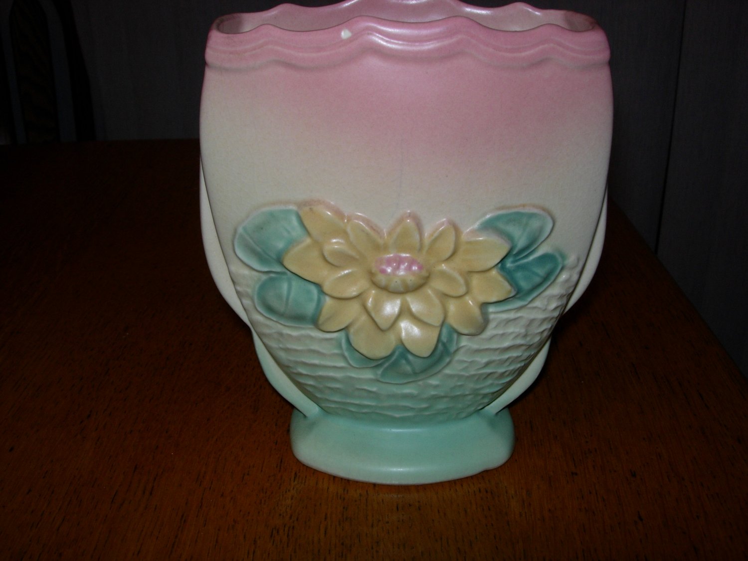 Vintage Hull Art Pottery Waterlily Vase L6-6 1/2