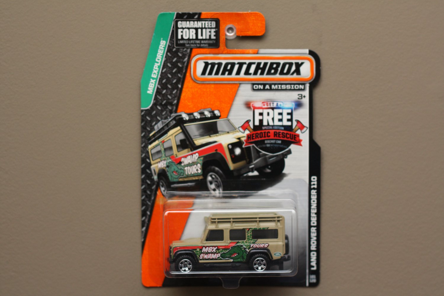 Matchbox 2015 MBX Explorers Land Rover Defender 110 (tan)