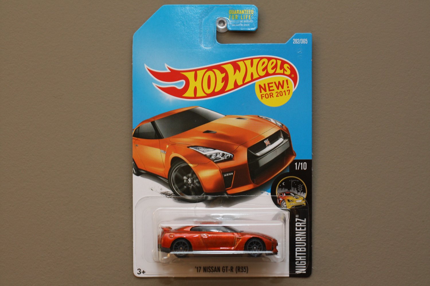 Hot Wheels 2017 Nightburnerz 17 Nissan GT-R (R35) 364/365, Scala 1:64, Colore Grigio Metallizzato