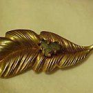 LOVELY VINTAGE GOLD TONE LEAF DECORATED WITH A GREEN STONE PIN BROOCH