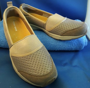 EASY SPIRIT SIZE 9M BEIGE SLIP ON COMFORT SHOES NEW NEVER WORN