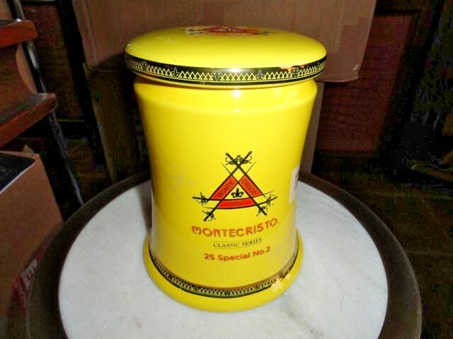 Ceramic Cigar Jar Only ( no cigars ) NO presentation box