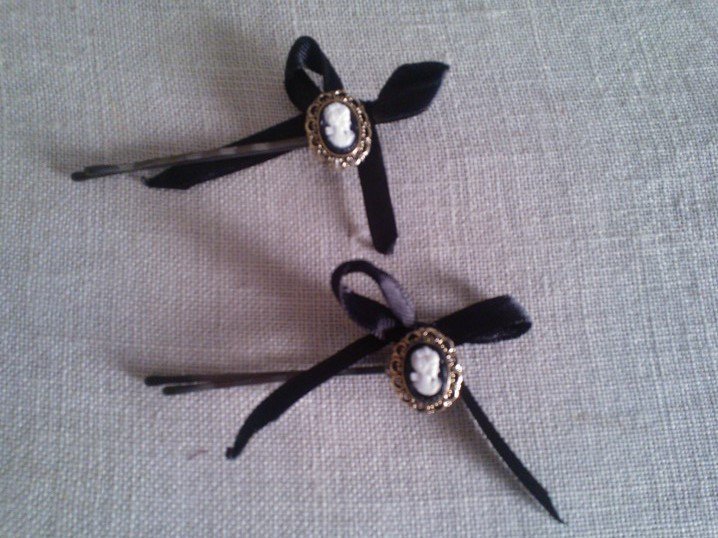Regency Cameo and Bow Bobby pins