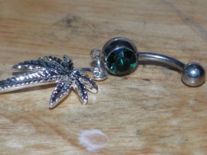 Pot Leaf Dangle In Green Navel 163
