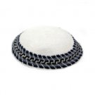 15 cm knitted kippah in white with detailed pattern