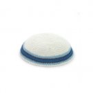17 cm knitted kippah in white with varying blues