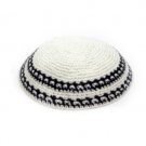 17 cm knitted kippah in white and black
