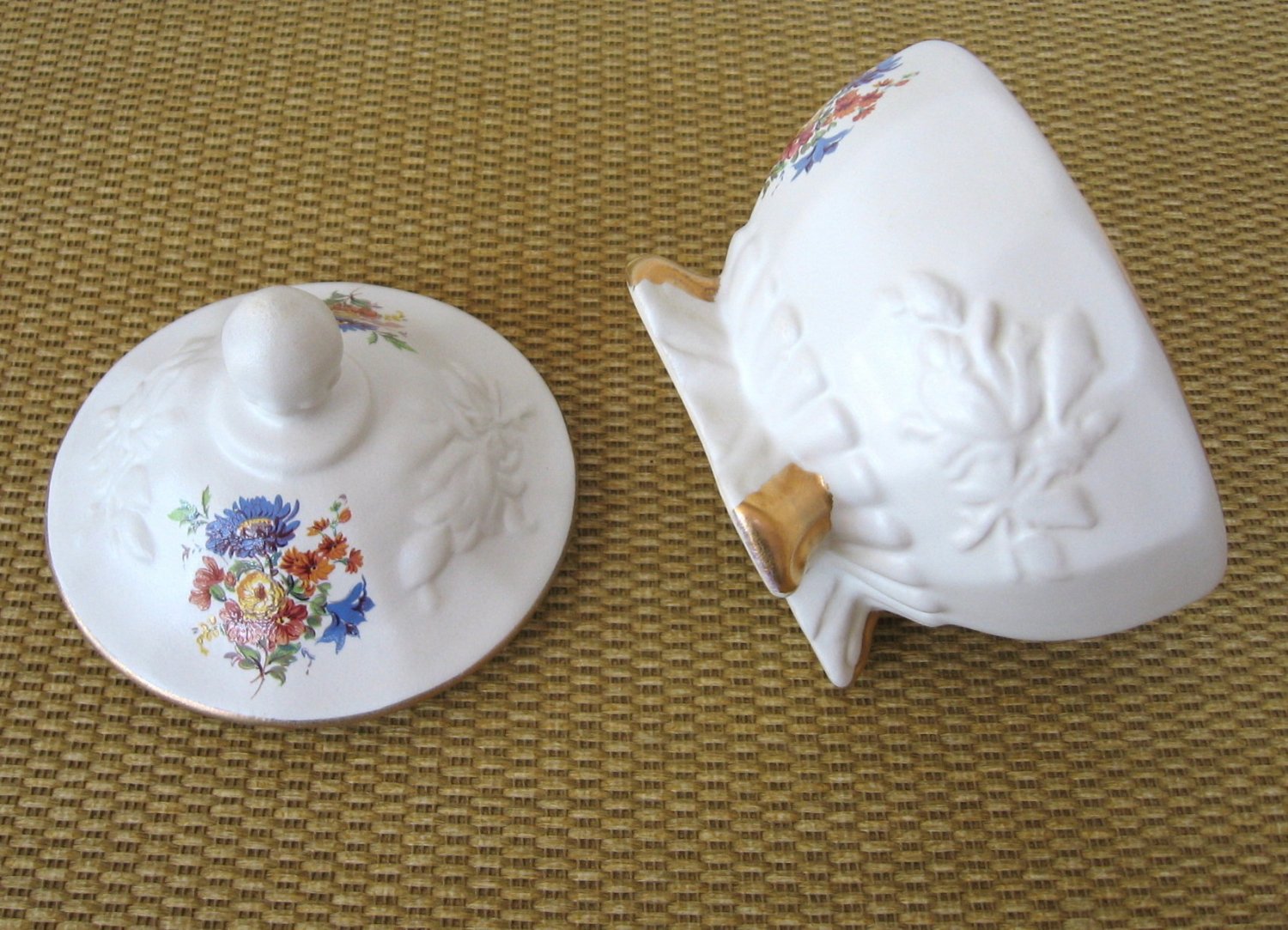 House of Fuller White Raised Flower Porcelain Candy Dish & Lid Trinket