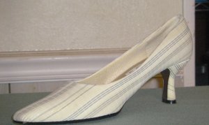 Pin-striped pumps