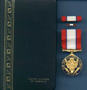 US Army Distinguished Service medal in case with ribbon bar and lapel pin