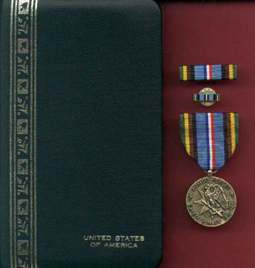 US Armed Forces Expeditionary medal in case with ribbon bar and lapel pin