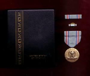 USAF Air Force Good Conduct medal decoration set with ribbon bar and lapel pin in case