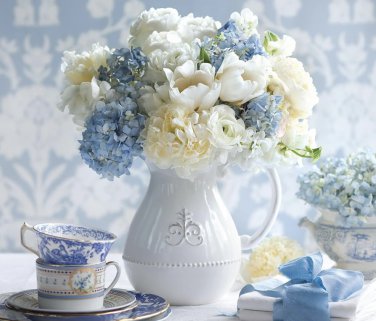 Living With Blue & White Coffee Table Book