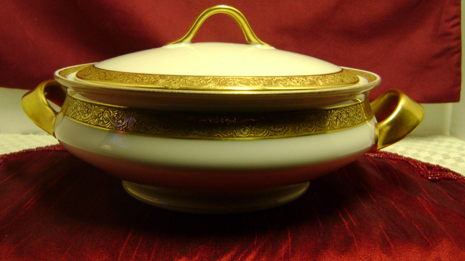 HAVILAND Limoges china Schleiger 623 Gold Encrusted pattern Vegetable Covered Bowl