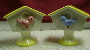 VINTAGE ENESCO PINK & BLUE BIRD FIGURALS WITH BIRDHOUSE SALT & PEPPER SHAKERS