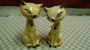 Enesco Japan Peach Siamese Cats Salt Pepper Rhinestones