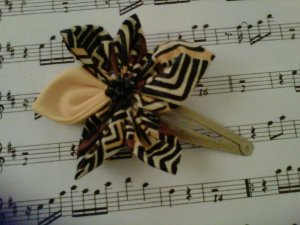 yellow and black hair clip