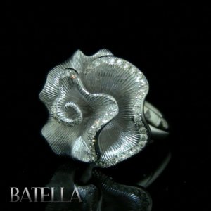 0.30 Ct G-H VVS2 VS1 Real Round Diamonds Pave Flower Ring 18k White Gold. Lady