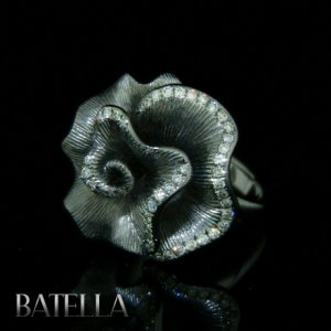 0.30 Carat VVS2 VS1 Round Brilliant Diamonds Pave Flower Ring 18k Black Gold.