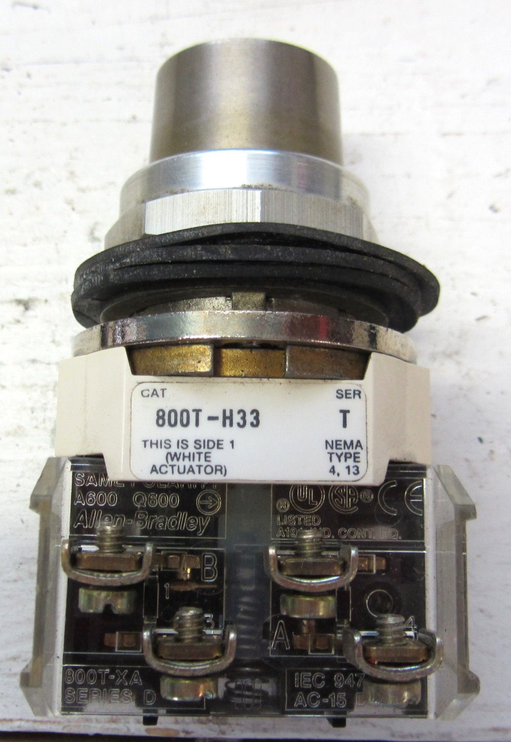 Allen Bradley 800TH33 Key Operated Selector Switch 2 Position