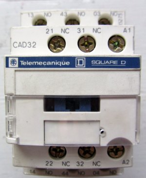 1 Telemecanique  CAD32G7 Control Relay
