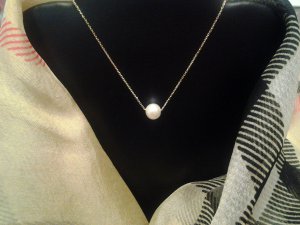 Solitaire White Akoya Pearl AAA pendant with 10k solid gold
