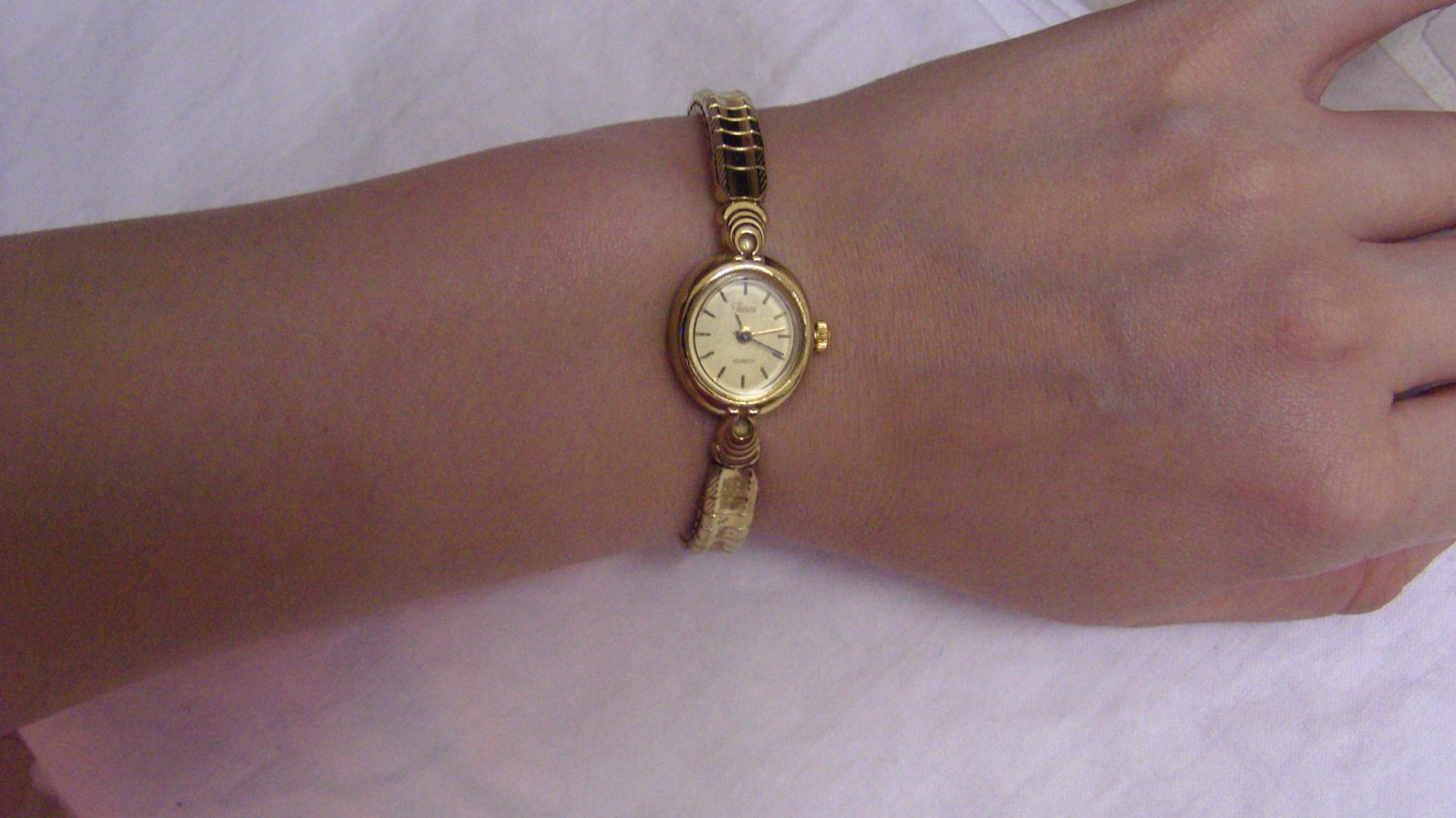 Timex vintage fits all base metal bezel stainless steel back ladies watch