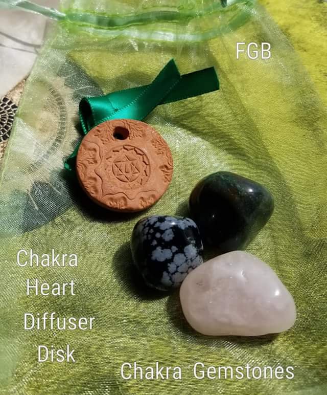 Heart chakra diffusers and gemstones set