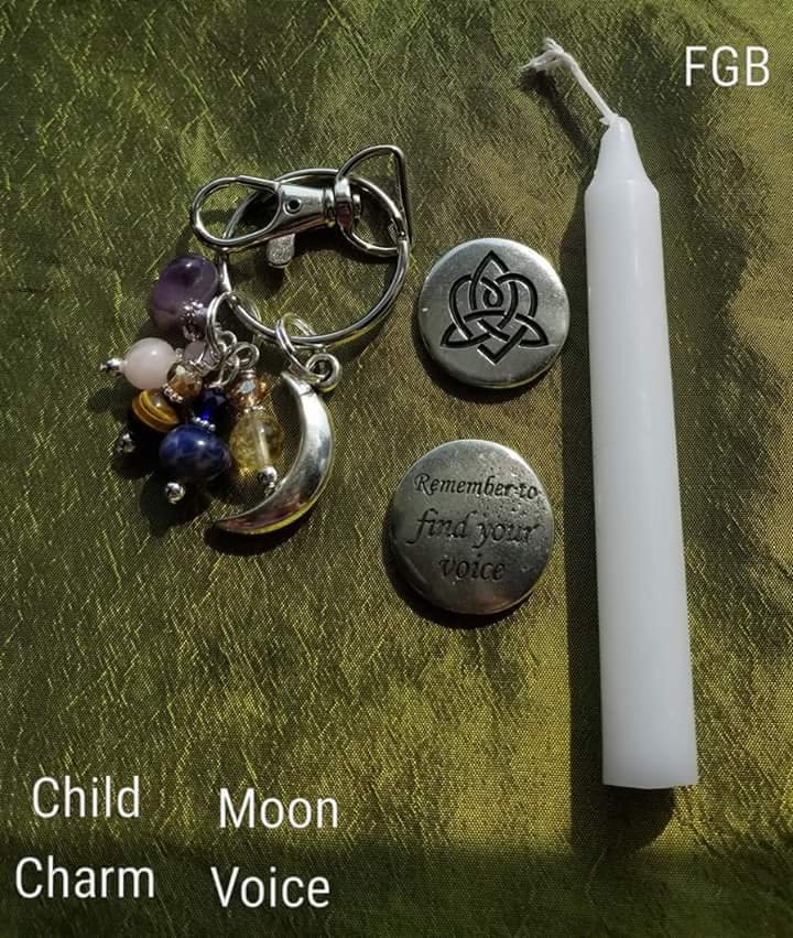 Child charm -Moon