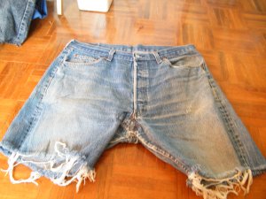 !!!FREE SHIPPING!!! LEVI'S 501cut off jean 35x3 inch.