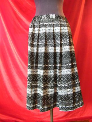!!!FREE SHIPPING!!Vtg.70s polyester black and white graphic skirt.