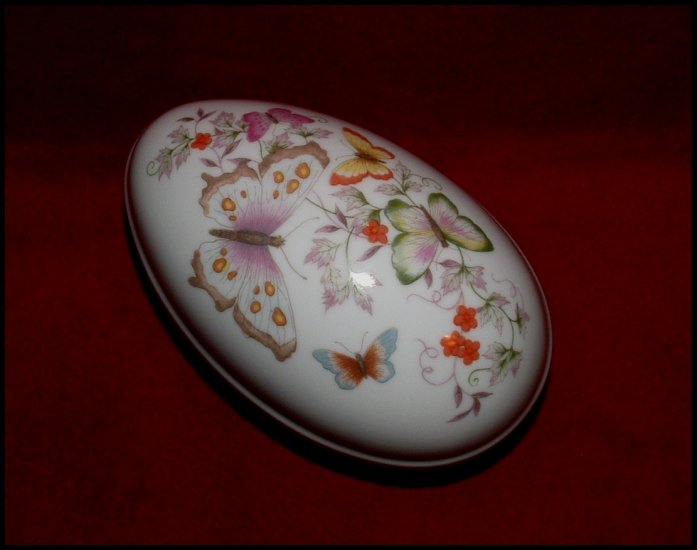 Vintage Avon Porcelain Trinket Box 1974