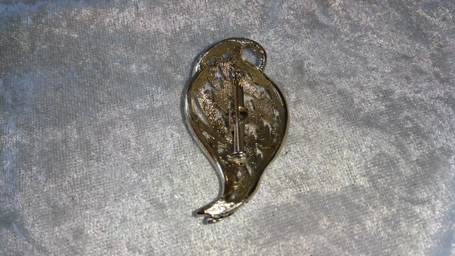 Cruly leaf gold tone cut out vintage swirl pin brooch beautiful