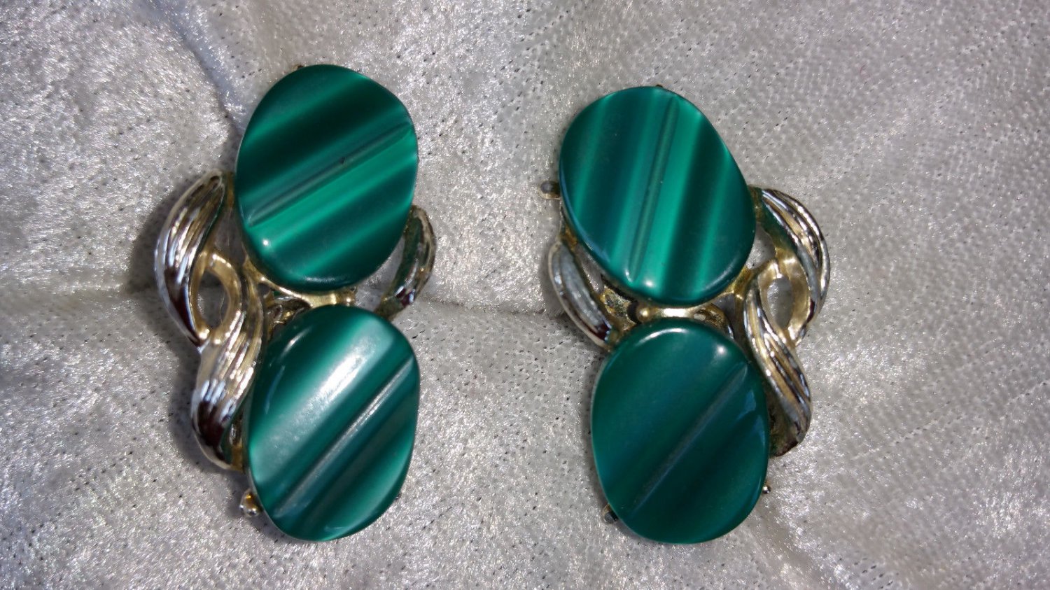 Lucite green earrings textures wavy cool vintage clip on chic different